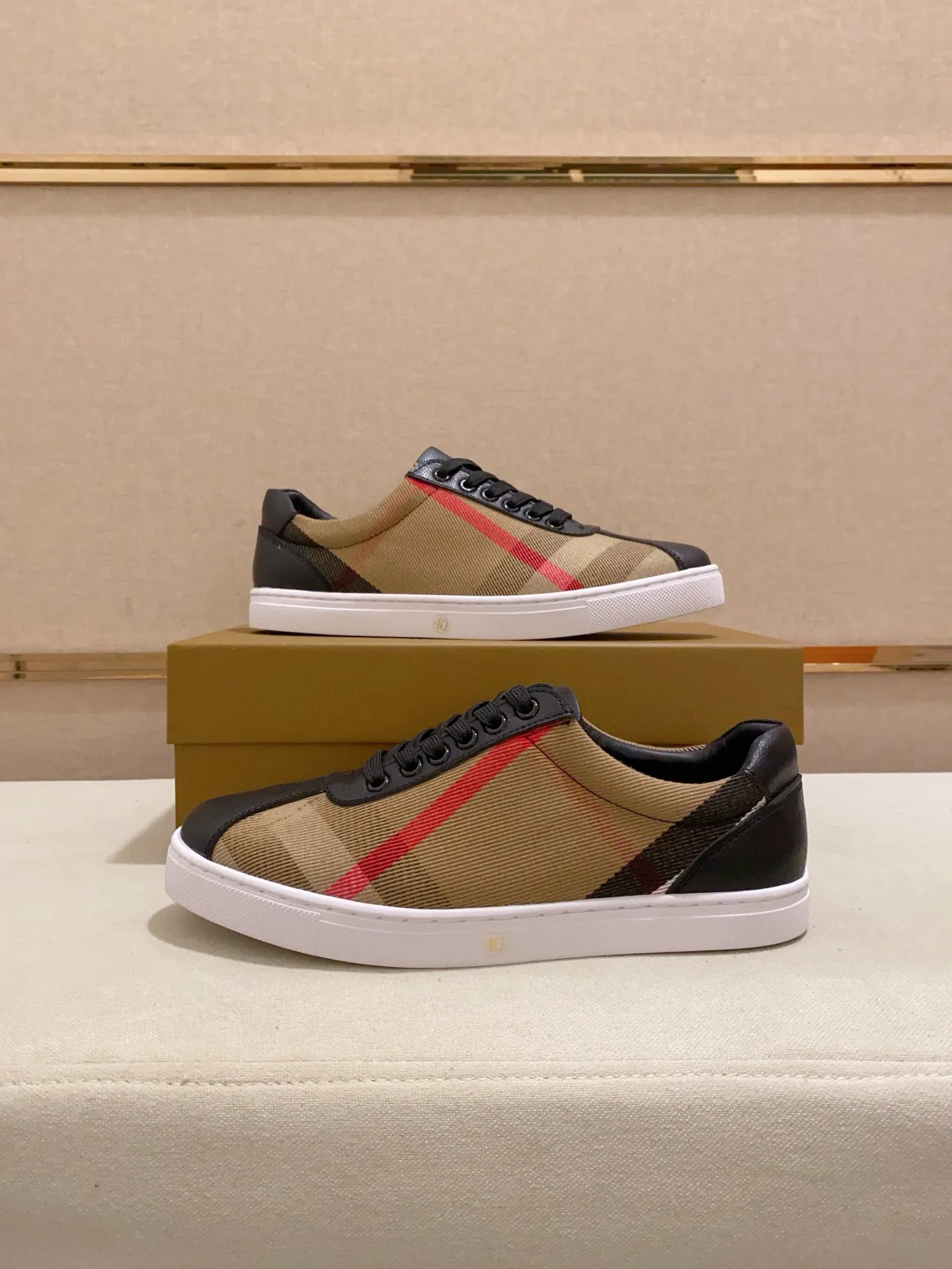Men's shoes 💰: 400💰🥳◾️▫️The new Burberry men's classic low-top sneakers are reinterpreted with Vintage retro plaid cotton material and calfskin, decorated with a new brand logo. First-layer sheepskin lining, embossed Burberry logo on the heel, and original TPU outsole! Code number: 38-44. Can be customized45